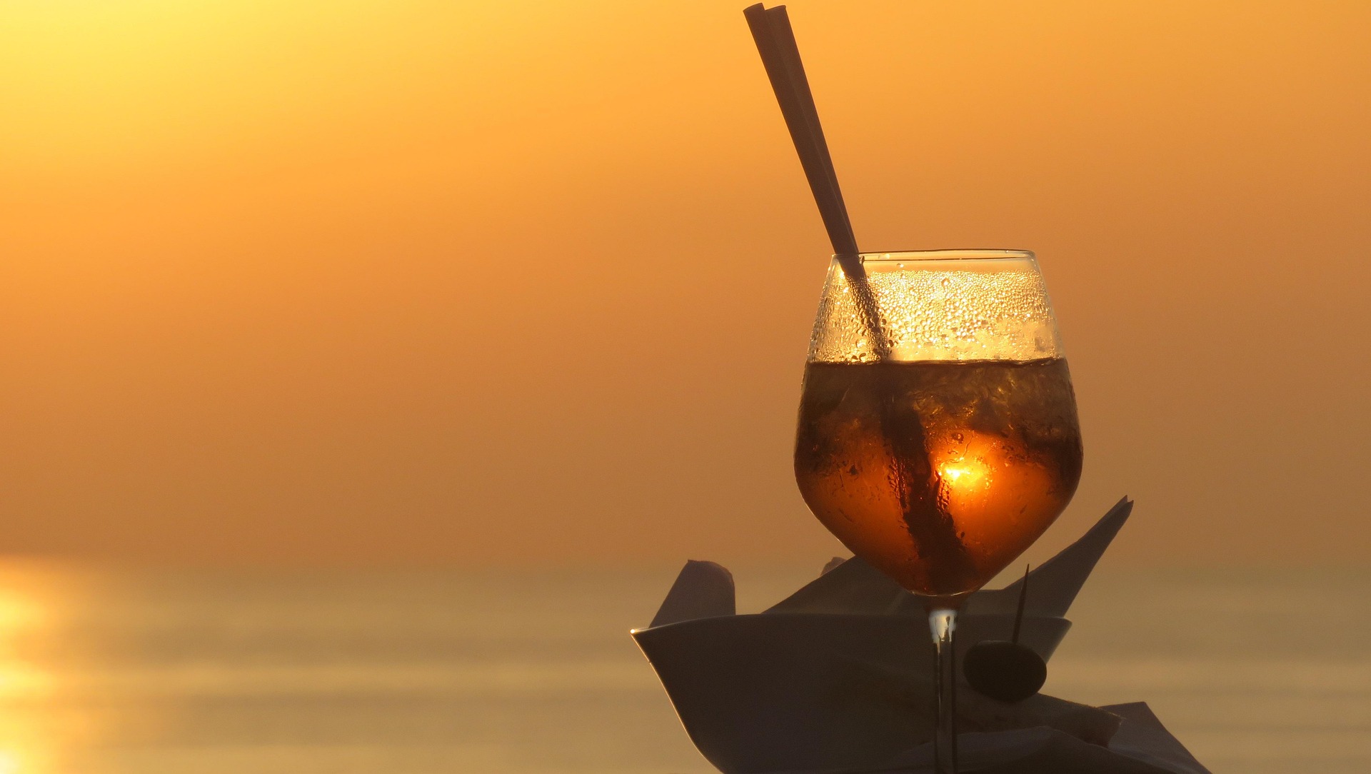 Apéritif au coucher du soleil sur un semi-rigide de 12 places à la Grande Motte avec Étrave Croisières